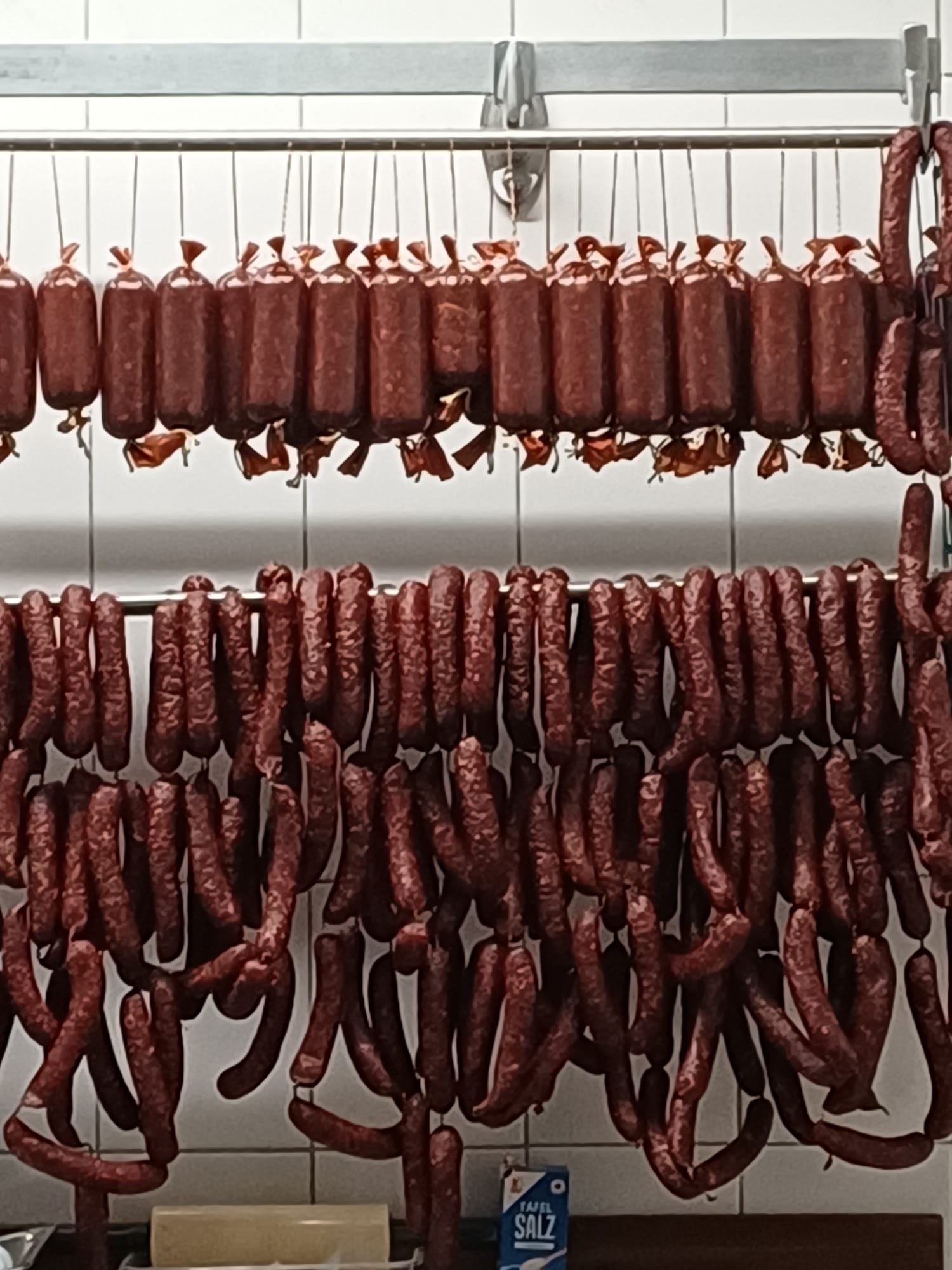 Hausgemachte Salami und Knacker