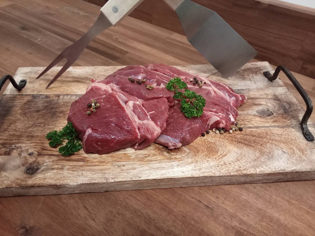Steaks und frische Fleischstücke aus eigener Haltung
